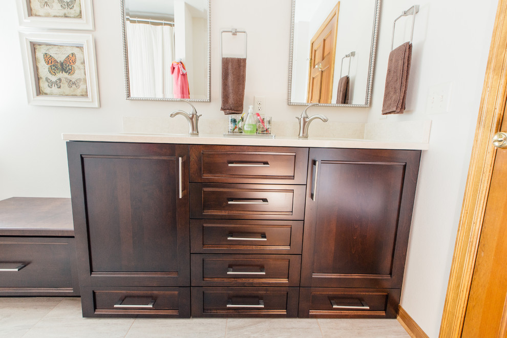 Imagen de cuarto de baño principal tradicional de tamaño medio con armarios con paneles lisos, puertas de armario de madera en tonos medios y encimera de cuarzo compacto