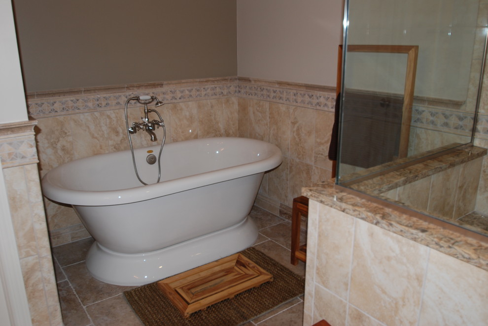 Bild på ett vintage en-suite badrum, med luckor med infälld panel, skåp i mellenmörkt trä, ett fristående badkar, en öppen dusch, ett nedsänkt handfat, bänkskiva i kvartsit och med dusch som är öppen