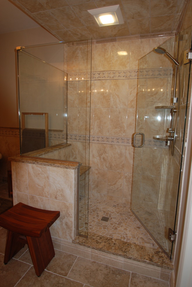 Foto de cuarto de baño principal clásico renovado con armarios con paneles empotrados, puertas de armario de madera oscura, bañera exenta, ducha abierta, lavabo encastrado, encimera de cuarcita y ducha abierta