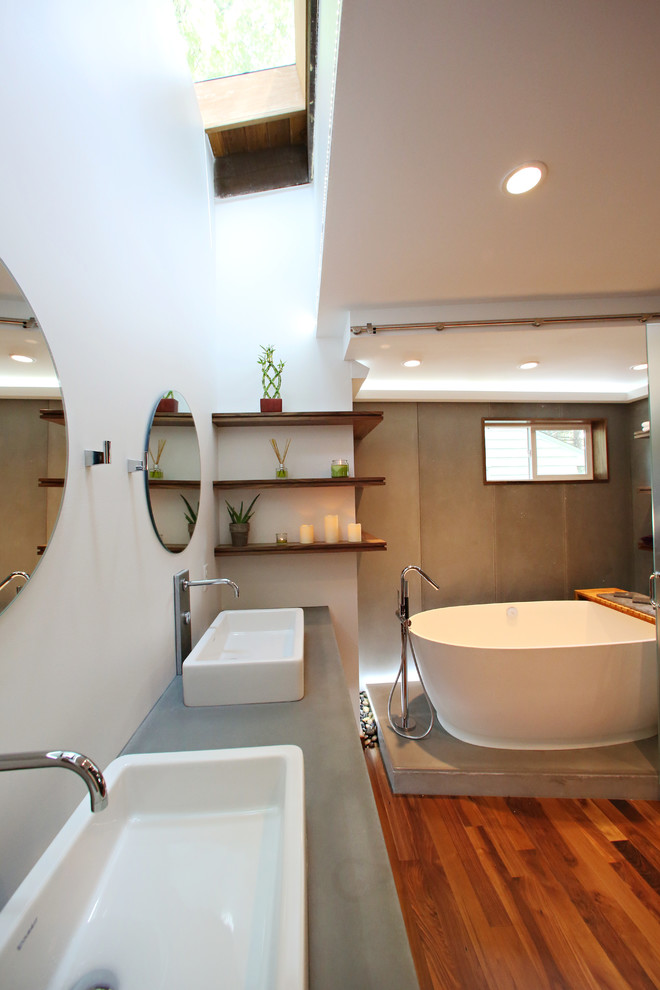 Источник вдохновения для домашнего уюта: ванная комната в современном стиле с настольной раковиной, столешницей из бетона и отдельно стоящей ванной