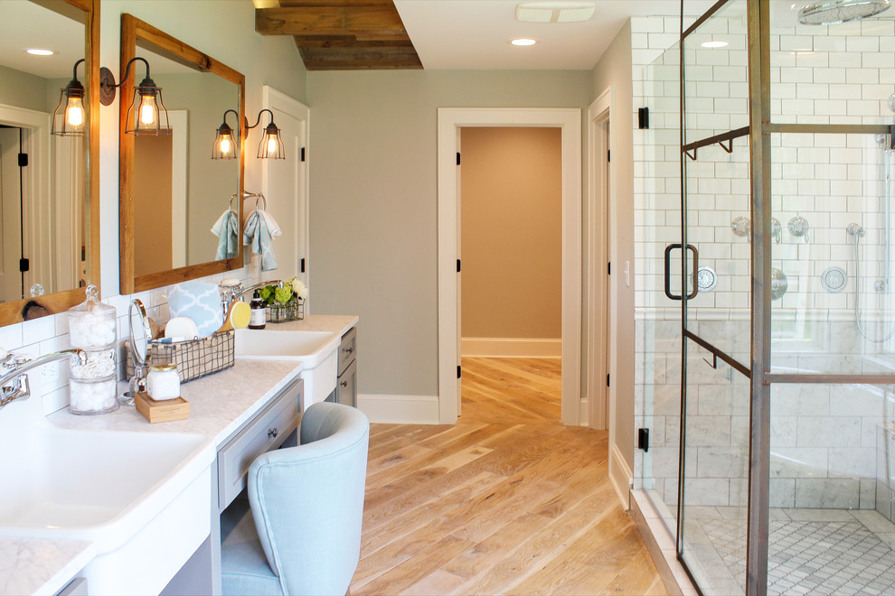 Inredning av ett lantligt stort en-suite badrum, med skåp i shakerstil, grå skåp, ett fristående badkar, en hörndusch, vit kakel, stenkakel, grå väggar, ljust trägolv, ett nedsänkt handfat och marmorbänkskiva