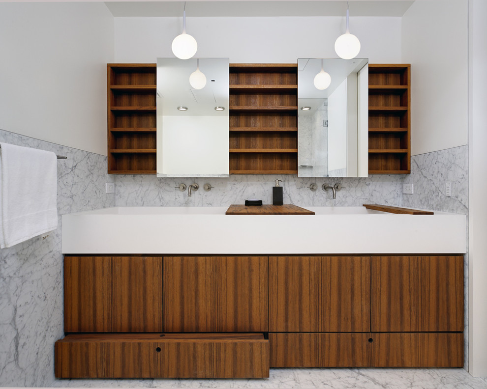 Свежая идея для дизайна: ванная комната в современном стиле с раковиной с несколькими смесителями, плоскими фасадами, фасадами цвета дерева среднего тона и белой плиткой - отличное фото интерьера