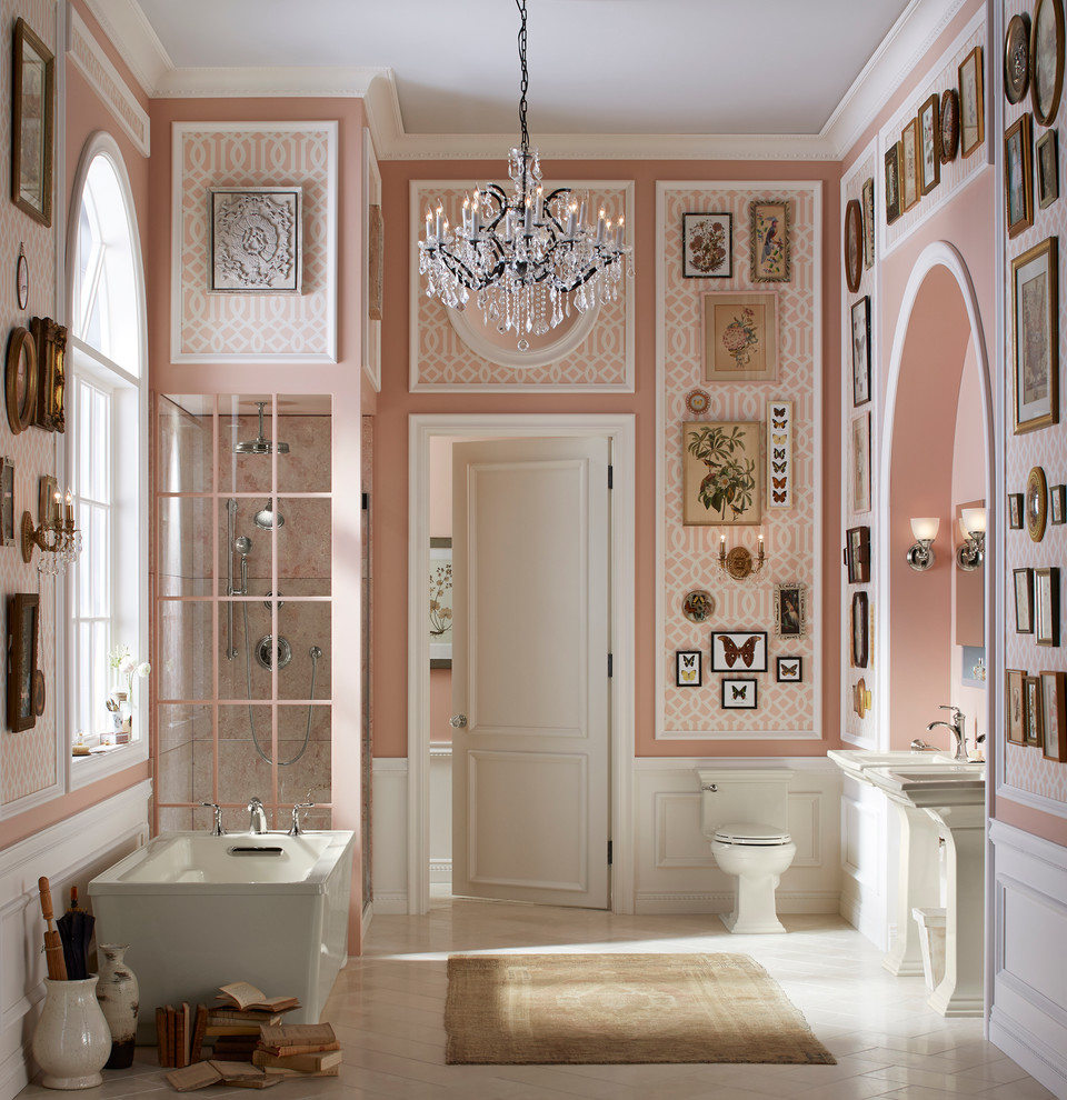Inspiration för ett mellanstort vintage en-suite badrum, med ett fristående badkar, en dusch i en alkov, en toalettstol med separat cisternkåpa, rosa kakel, keramikplattor, rosa väggar, klinkergolv i keramik, ett piedestal handfat, vitt golv och dusch med skjutdörr