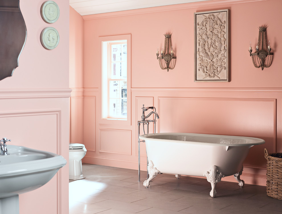 Idée de décoration pour une salle de bain principale style shabby chic de taille moyenne avec une baignoire sur pieds, WC séparés, un mur rose, un sol en carrelage de céramique, un lavabo de ferme et un sol beige.