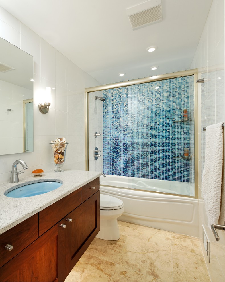 Idéer för ett klassiskt badrum, med mosaik och ett undermonterad handfat