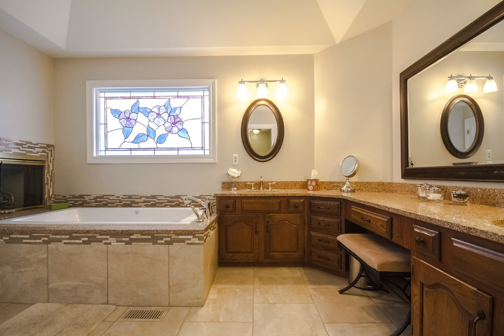 Exemple d'une douche en alcôve principale victorienne en bois brun de taille moyenne avec un placard avec porte à panneau surélevé, une baignoire posée, un carrelage beige, des carreaux de céramique, un mur beige, un sol en carrelage de céramique, un lavabo encastré, un plan de toilette en stratifié, un sol beige et une cabine de douche à porte coulissante.