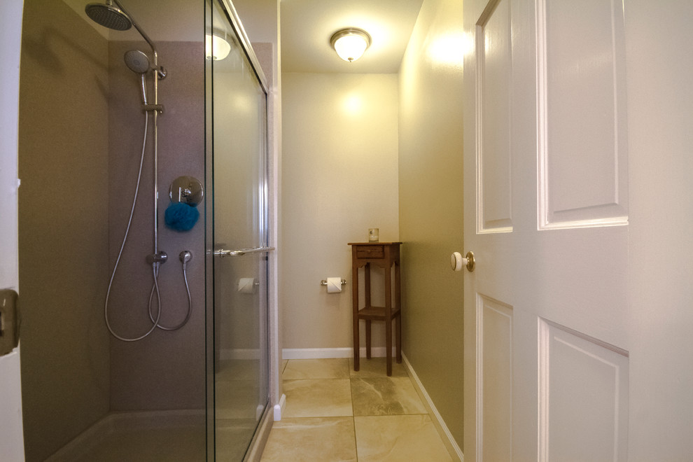 Bild på ett mellanstort vintage en-suite badrum, med luckor med upphöjd panel, skåp i mellenmörkt trä, ett platsbyggt badkar, en dusch i en alkov, beige kakel, keramikplattor, beige väggar, klinkergolv i keramik, ett undermonterad handfat, laminatbänkskiva, beiget golv och dusch med skjutdörr
