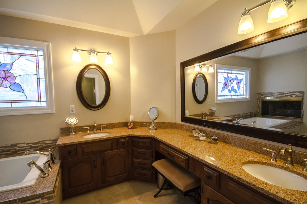 Idée de décoration pour une douche en alcôve principale victorienne en bois brun de taille moyenne avec un placard avec porte à panneau surélevé, une baignoire posée, un carrelage beige, des carreaux de céramique, un mur beige, un sol en carrelage de céramique, un lavabo encastré, un plan de toilette en stratifié, un sol beige et une cabine de douche à porte coulissante.