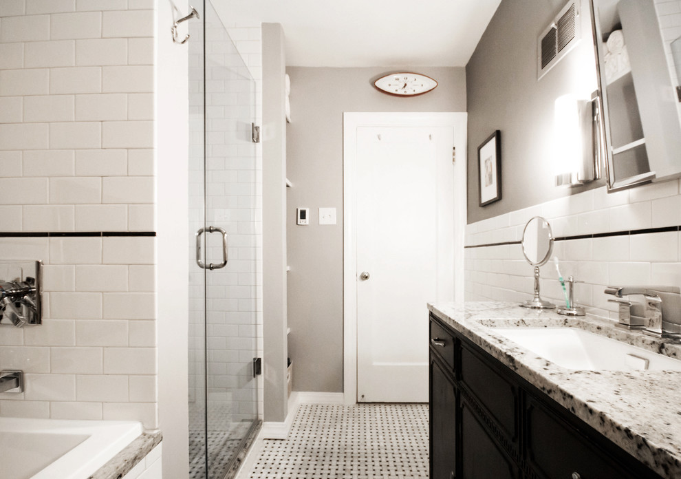 Exemple d'une douche en alcôve principale tendance de taille moyenne avec un placard à porte plane, des portes de placard noires, une baignoire posée, WC séparés, un carrelage blanc, un carrelage métro, un mur gris, un sol en marbre, un lavabo encastré, un plan de toilette en quartz modifié, un sol multicolore et une cabine de douche à porte battante.