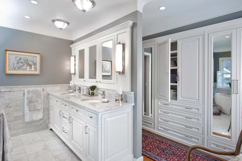 シンシナティにあるトラディショナルスタイルのおしゃれな浴室 (アンダーカウンター洗面器、レイズドパネル扉のキャビネット、白いキャビネット、白いタイル) の写真
