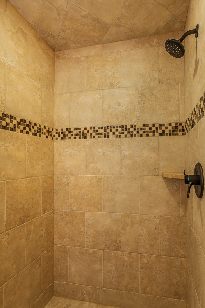 Immagine di una stanza da bagno tradizionale di medie dimensioni con top in granito, doccia ad angolo, piastrelle marroni, piastrelle in ceramica e pavimento con piastrelle in ceramica