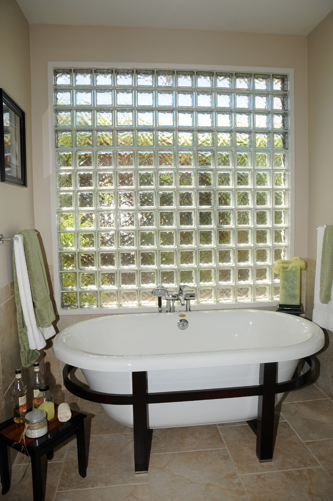 Exempel på ett mellanstort modernt badrum, med luckor med infälld panel, svarta skåp, ett fristående badkar, beige kakel, keramikplattor, beige väggar och klinkergolv i keramik