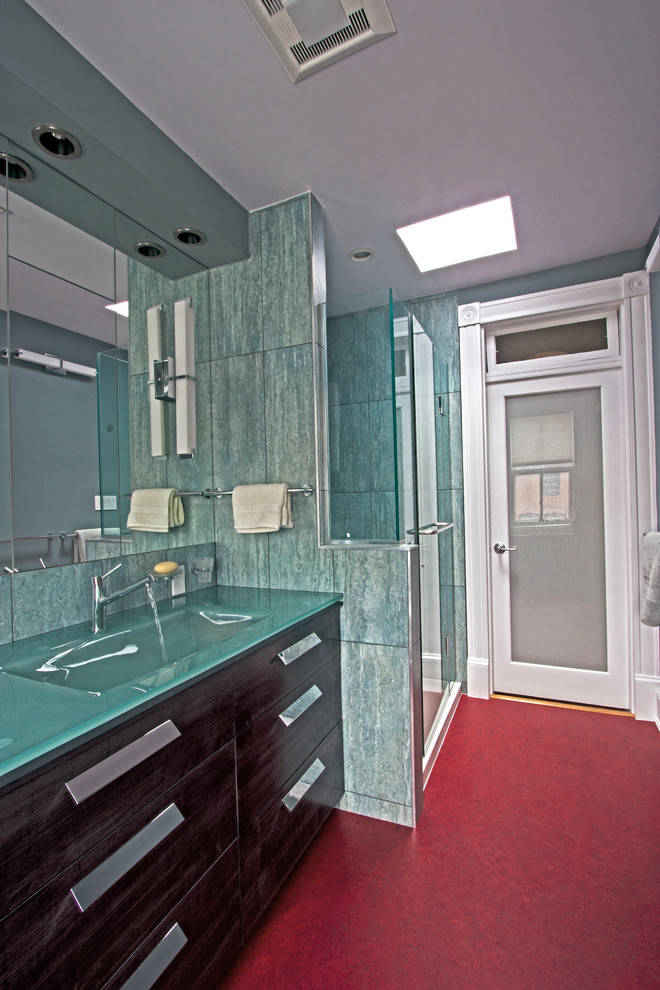Diseño de cuarto de baño actual con lavabo integrado, puertas de armario grises, encimera de vidrio, baldosas y/o azulejos verdes, baldosas y/o azulejos de porcelana, armarios con paneles lisos, ducha empotrada y sanitario de una pieza