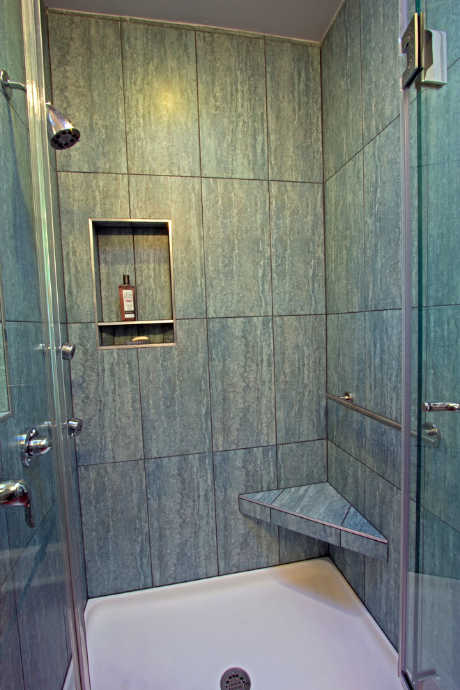 Ispirazione per una stanza da bagno minimal con lavabo integrato, ante grigie, top in vetro, piastrelle verdi, piastrelle in gres porcellanato, ante lisce, doccia alcova e WC monopezzo