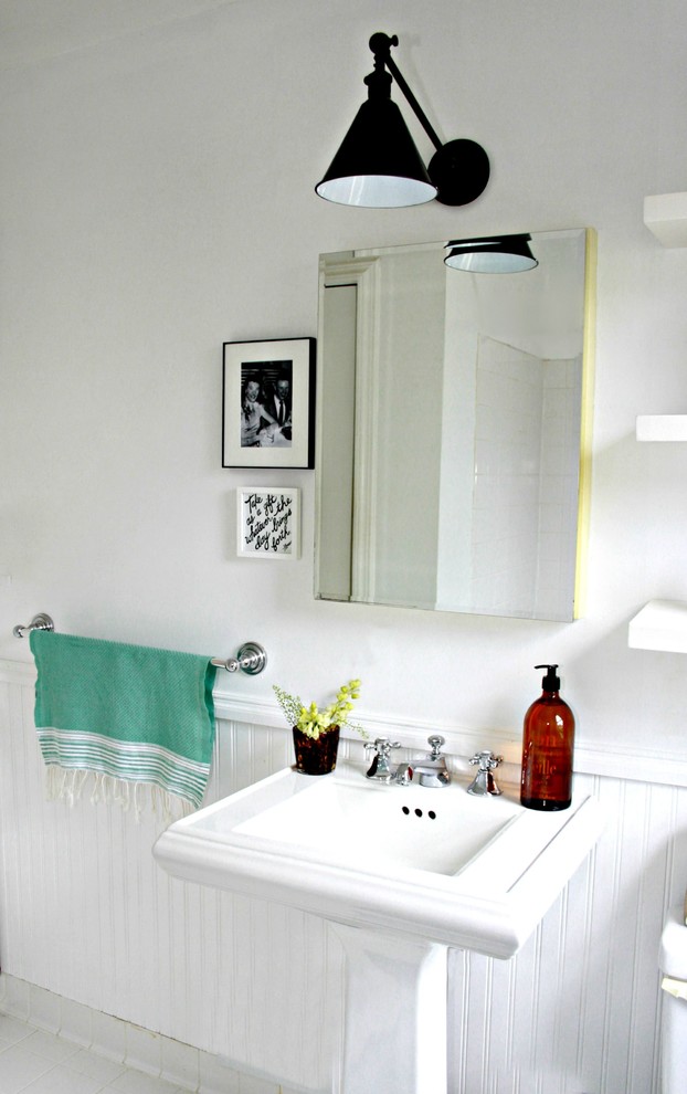 Modelo de cuarto de baño principal tradicional renovado de tamaño medio con paredes blancas, suelo de baldosas de cerámica y lavabo con pedestal