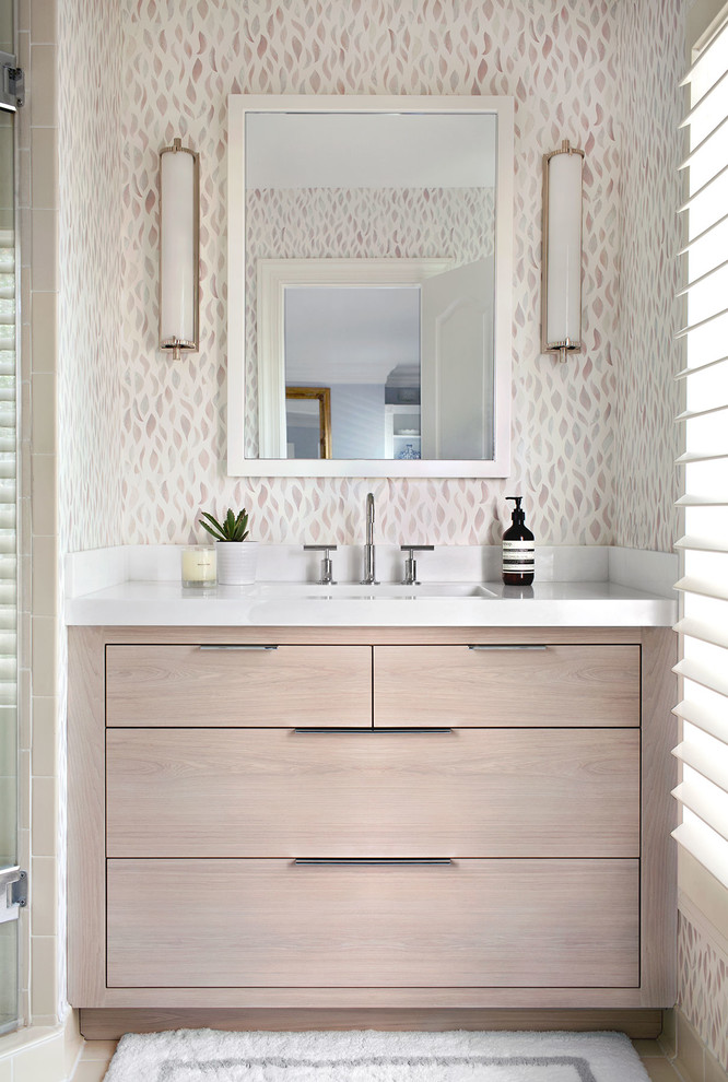 Imagen de cuarto de baño principal tradicional renovado de tamaño medio con puertas de armario de madera clara, paredes beige, suelo beige, encimeras blancas, encimera de mármol y lavabo bajoencimera
