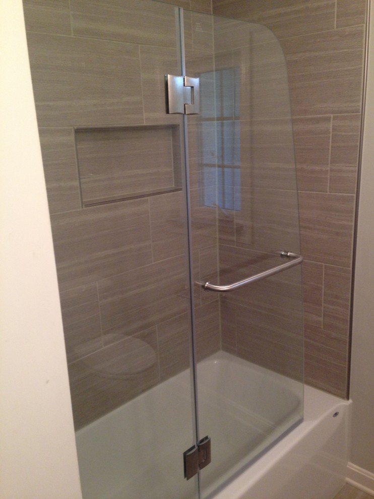 Idéer för ett mellanstort modernt badrum med dusch, med ett badkar i en alkov, en dusch/badkar-kombination, porslinskakel och klinkergolv i porslin