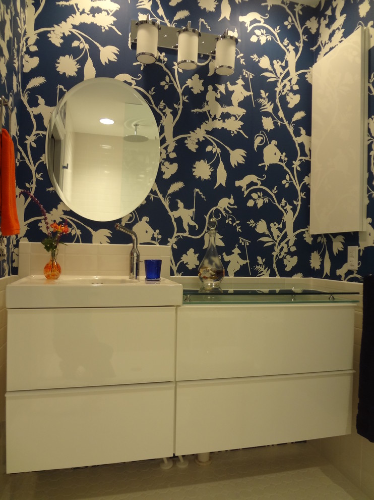 Стильный дизайн: маленькая главная ванная комната в стиле фьюжн с консольной раковиной, стеклянными фасадами, белыми фасадами, стеклянной столешницей, открытым душем, унитазом-моноблоком, белой плиткой, керамогранитной плиткой, полом из керамогранита и синими стенами для на участке и в саду - последний тренд