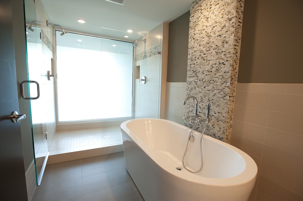 Idee per una stanza da bagno minimalista con vasca freestanding, piastrelle a mosaico e doccia aperta
