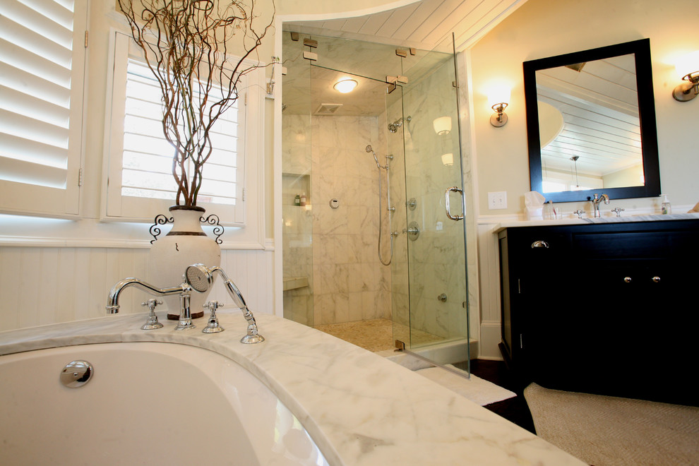 Immagine di una stanza da bagno chic con ante nere, doccia alcova e piastrelle bianche
