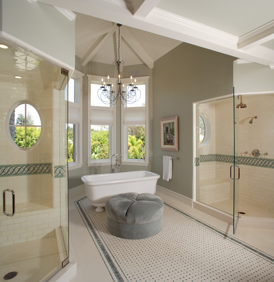 Klassisk inredning av ett badrum, med ett badkar med tassar, en dubbeldusch och grönt golv