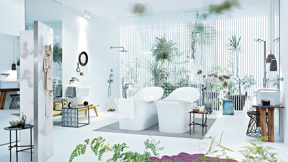 Immagine di un'ampia stanza da bagno padronale bohémian con lavabo sospeso, vasca freestanding, doccia aperta, pareti bianche, pavimento in gres porcellanato e top in vetro