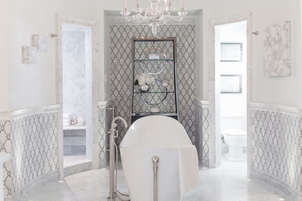 Foto på ett stort vintage badrum, med ett fristående badkar, vit kakel, stenkakel, vita väggar och marmorgolv