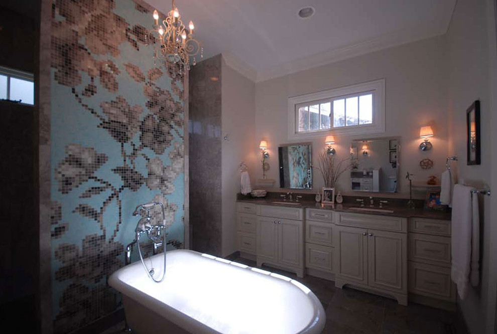 На фото: ванная комната в стиле кантри с разноцветной плиткой с