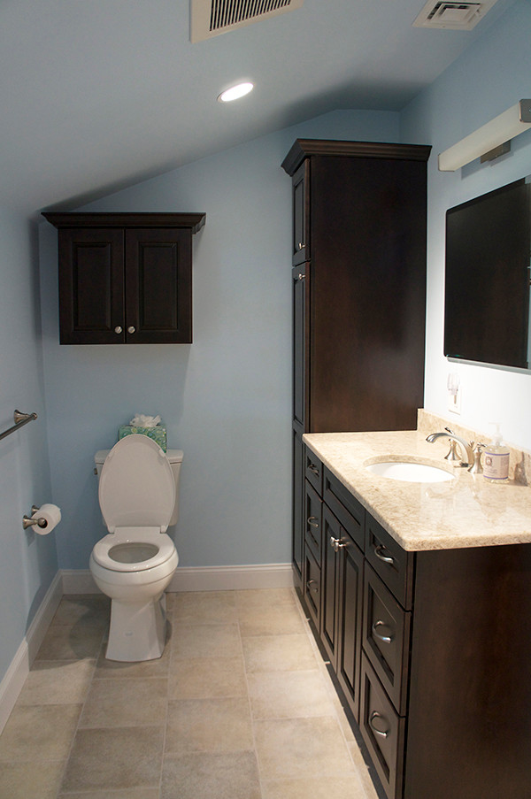 Inspiration för mellanstora klassiska badrum, med ett undermonterad handfat, skåp i shakerstil, skåp i mörkt trä, granitbänkskiva, ett badkar i en alkov, en dusch/badkar-kombination, en toalettstol med separat cisternkåpa, beige kakel, porslinskakel, blå väggar och klinkergolv i porslin