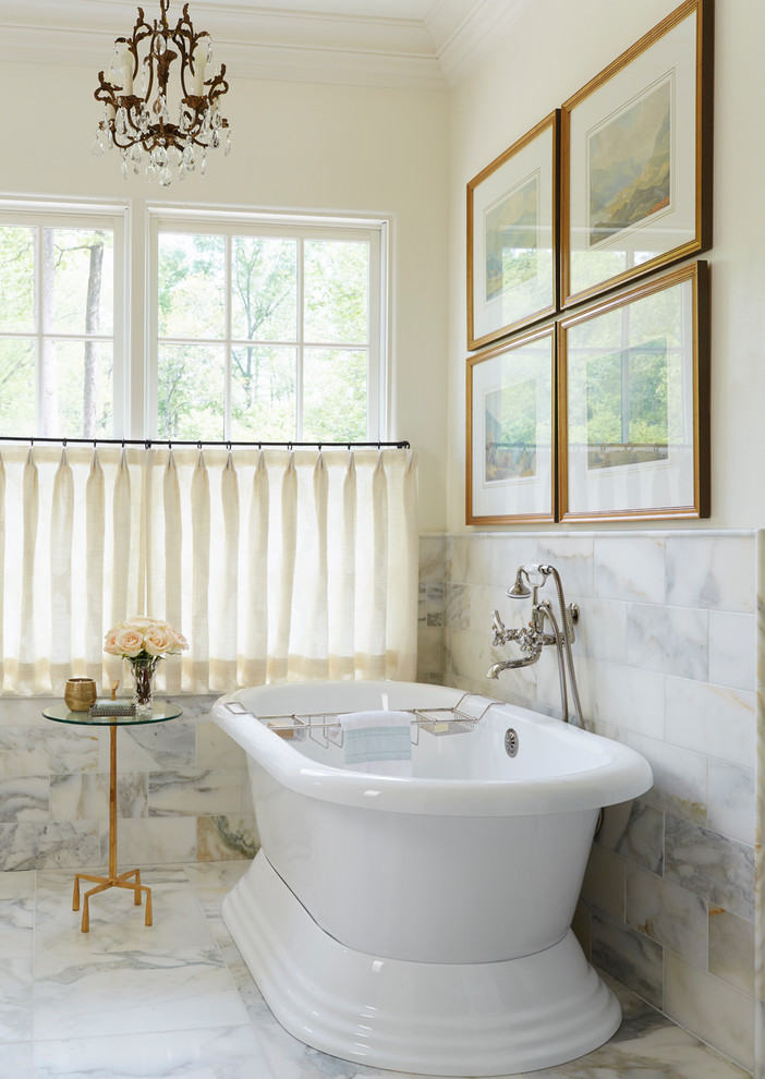 Inspiration för klassiska en-suite badrum, med ett fristående badkar, flerfärgad kakel, gula väggar och flerfärgat golv