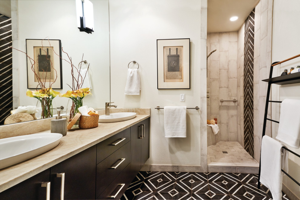 Inredning av ett klassiskt beige beige badrum, med släta luckor, svarta skåp, grå kakel, vita väggar, ett fristående handfat och svart golv