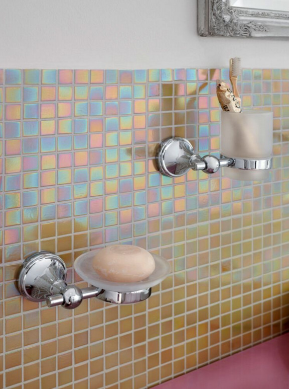 Ispirazione per una stanza da bagno minimal con vasca ad angolo, doccia aperta, piastrelle gialle, piastrelle a mosaico, pareti bianche, pavimento in legno massello medio e lavabo a bacinella