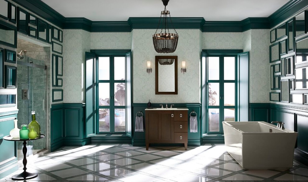 Immagine di una stanza da bagno tradizionale con vasca freestanding e lavabo integrato