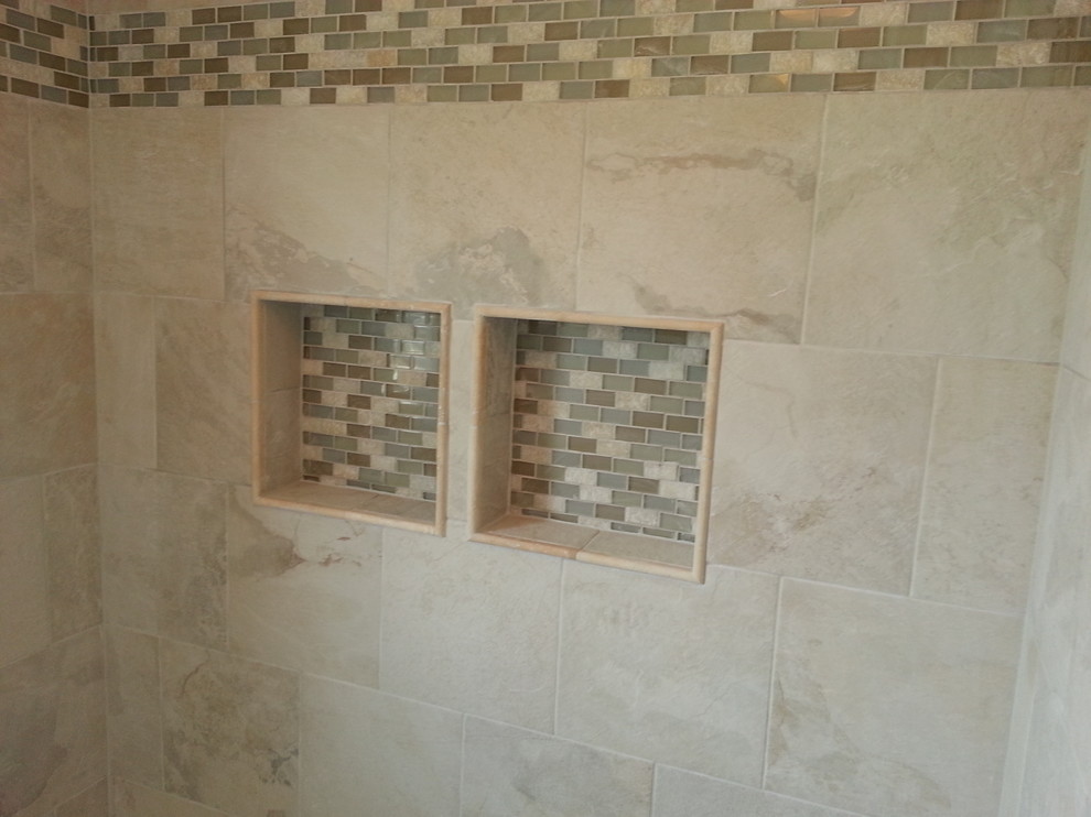 Foto di una stanza da bagno padronale chic di medie dimensioni con piastrelle beige, lastra di pietra, vasca ad alcova e pavimento in gres porcellanato