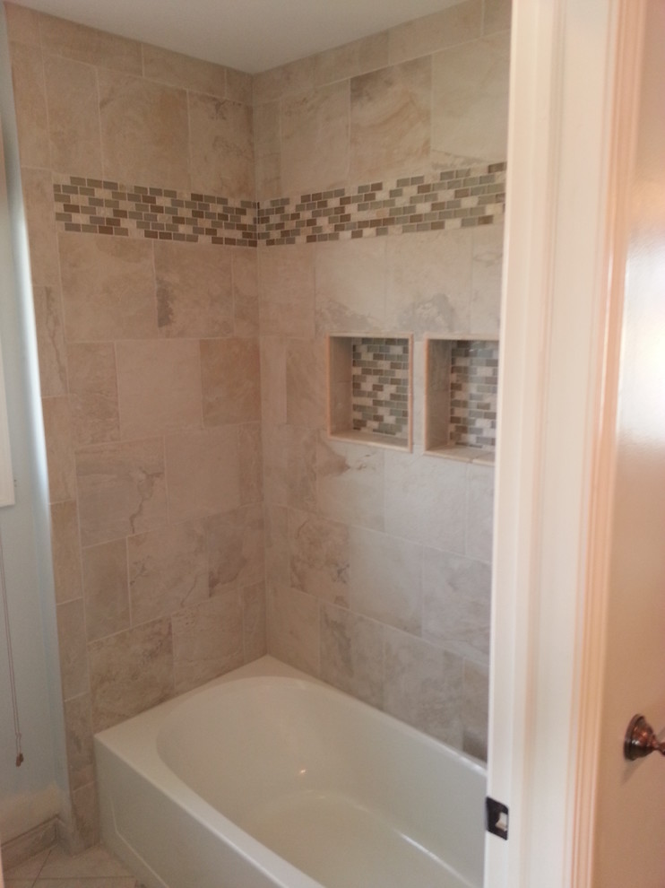 デトロイトにある低価格の中くらいなトランジショナルスタイルのおしゃれな浴室の写真