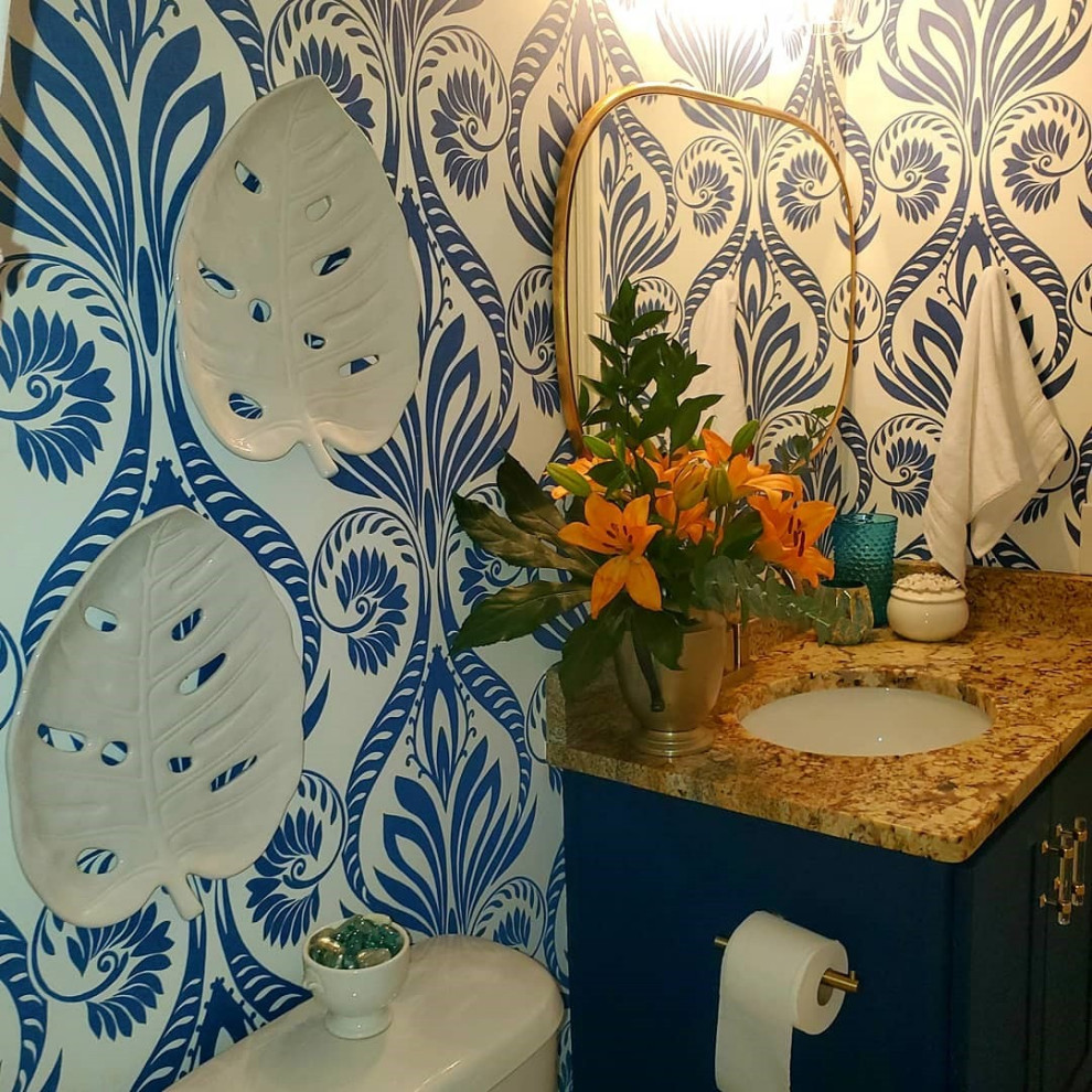 Идея дизайна: ванная комната среднего размера в стиле фьюжн с фасадами с утопленной филенкой, синими фасадами, столешницей из гранита и разноцветной столешницей