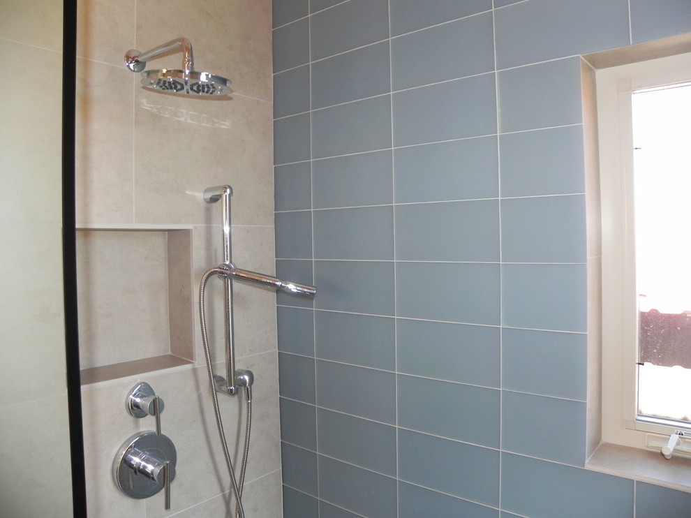 Modelo de cuarto de baño contemporáneo con armarios con paneles lisos, puertas de armario de madera oscura, encimera de cuarzo compacto, ducha a ras de suelo, baldosas y/o azulejos azules, baldosas y/o azulejos de vidrio, paredes grises y suelo de baldosas de cerámica