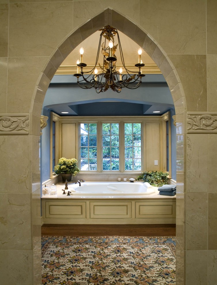 Idée de décoration pour une salle de bain tradition avec une baignoire posée et un carrelage beige.