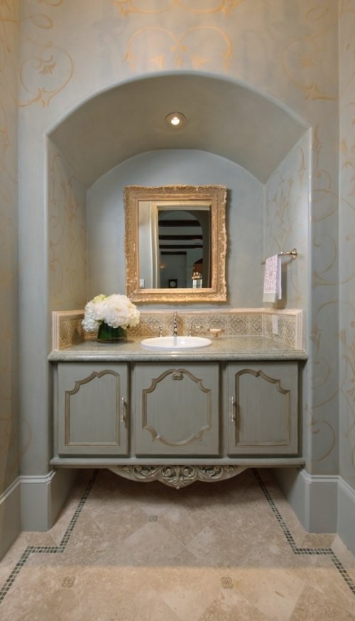 На фото: ванная комната в классическом стиле с бежевой плиткой, каменной плиткой и полом из известняка с