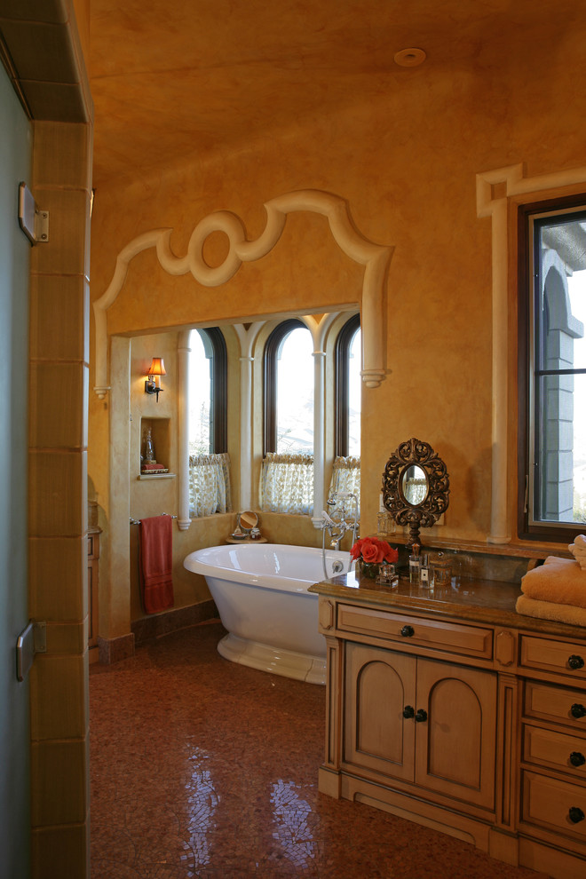 Inspiration för medelhavsstil badrum, med ett fristående badkar