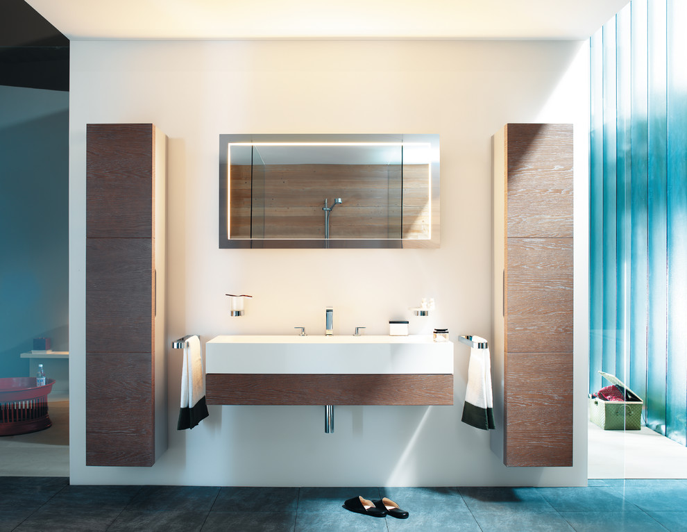 Example of a minimalist bathroom design in Miami