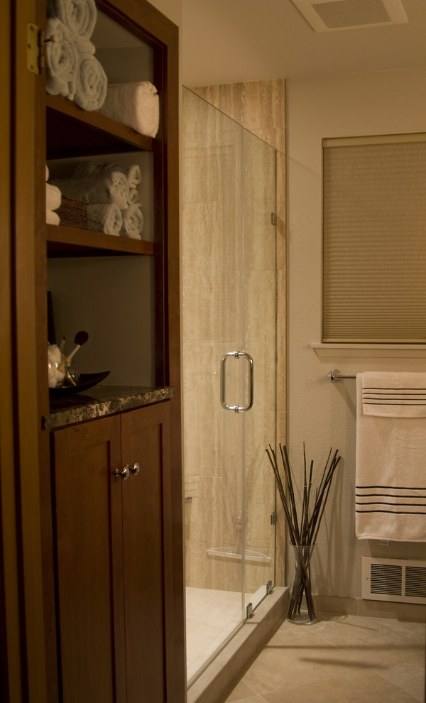 Foto di una stanza da bagno con doccia minimalista di medie dimensioni con ante in stile shaker, ante marroni, doccia alcova, WC monopezzo, piastrelle beige, piastrelle in gres porcellanato, pareti bianche, lavabo sottopiano e top in granito
