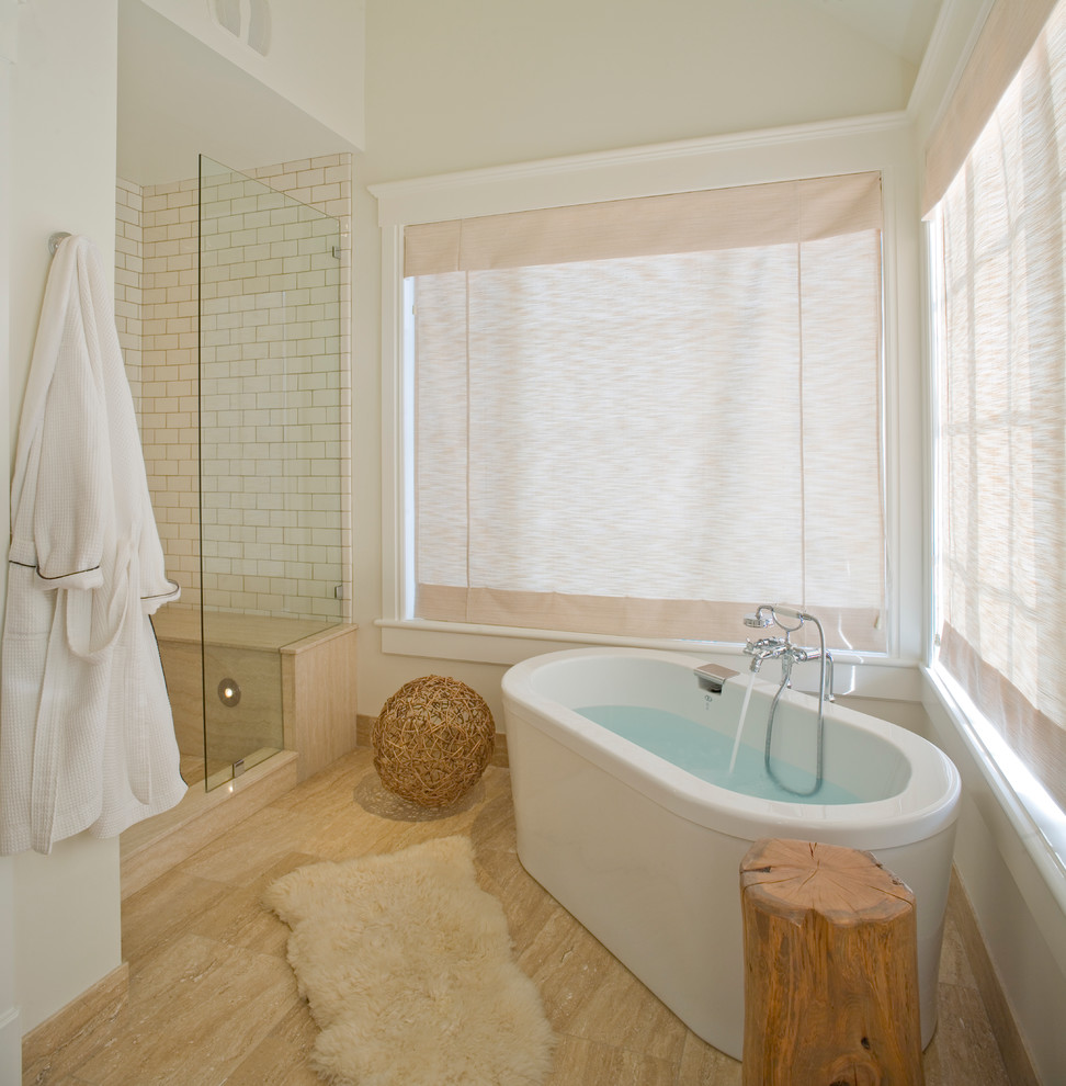 Источник вдохновения для домашнего уюта: ванная комната в современном стиле с отдельно стоящей ванной и сиденьем для душа