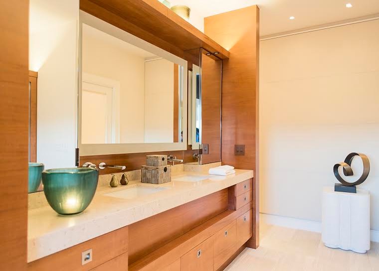 Inredning av ett modernt mellanstort en-suite badrum, med ett integrerad handfat och ett fristående badkar