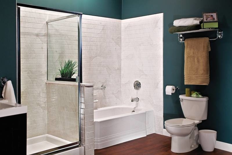 Exempel på ett stort klassiskt en-suite badrum, med ett badkar i en alkov, en dusch i en alkov, en toalettstol med separat cisternkåpa, grå kakel, tunnelbanekakel, gröna väggar, mörkt trägolv, brunt golv och dusch med gångjärnsdörr