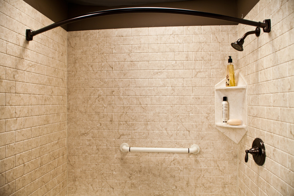На фото: ванная комната в средиземноморском стиле с душем в нише, бежевой плиткой, каменной плиткой, коричневыми стенами и шторкой для ванной с