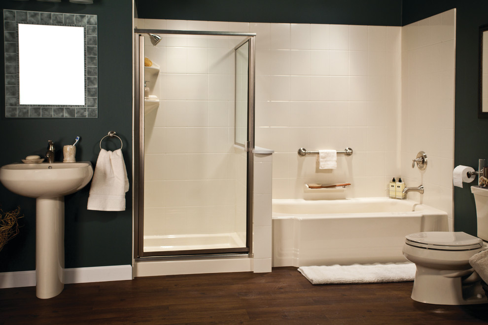 Inredning av ett klassiskt en-suite badrum, med ett badkar i en alkov, en hörndusch, en toalettstol med separat cisternkåpa, vit kakel, keramikplattor, svarta väggar, mörkt trägolv, ett piedestal handfat, brunt golv och dusch med gångjärnsdörr
