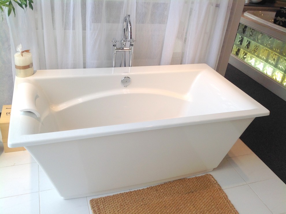 Diseño de cuarto de baño tradicional renovado con bañera exenta