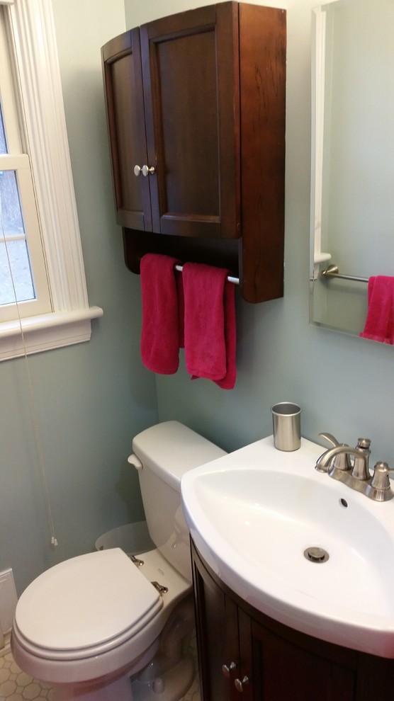 Idéer för att renovera ett litet vintage en-suite badrum, med skåp i shakerstil, skåp i mellenmörkt trä, en dusch i en alkov, en toalettstol med separat cisternkåpa, vit kakel, porslinskakel, blå väggar, klinkergolv i porslin och ett konsol handfat