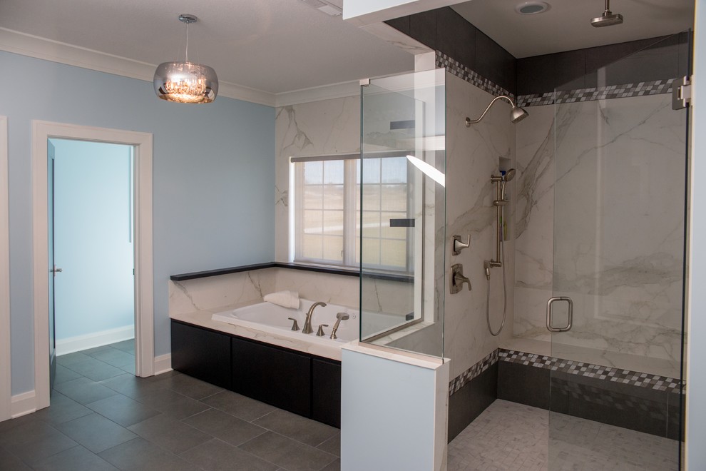 Idéer för att renovera ett stort funkis en-suite badrum, med skåp i shakerstil, skåp i mörkt trä, marmorbänkskiva, ett platsbyggt badkar, en dubbeldusch, grå kakel, blå väggar och klinkergolv i keramik